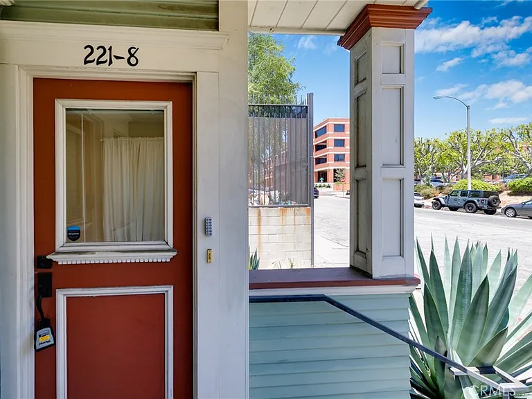 221 N Raymond Ave #8 — Photo 4