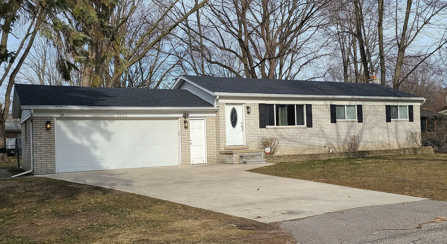 26575 Lanse Creuse St photo 1