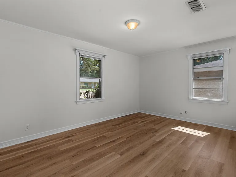826 Martha Ln — Photo 10