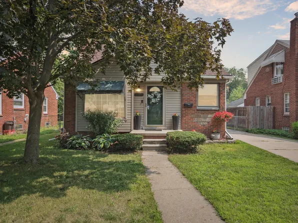 21731 Bournemouth St, Harper Woods, MI 48225