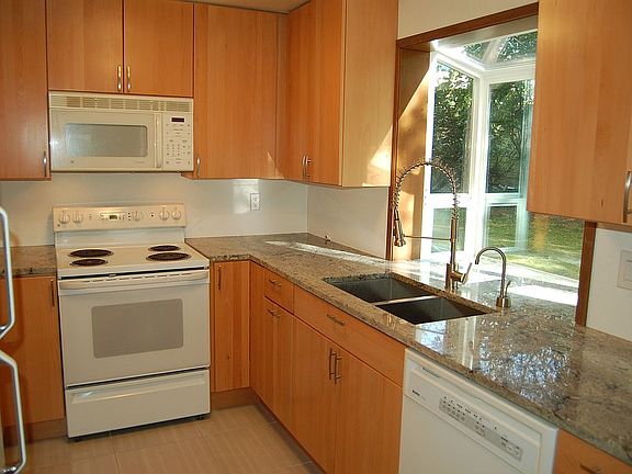 New maple cabinets and granit counters