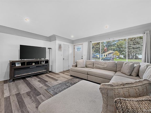 4th image of 3048 Dixie Ct