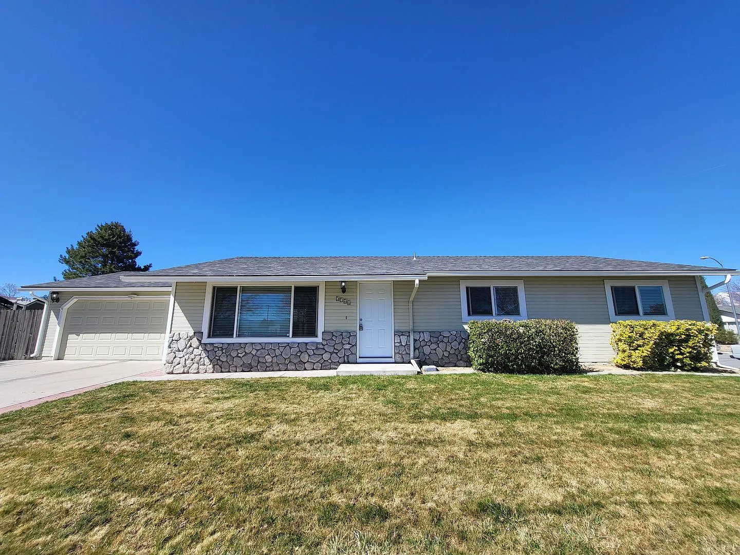 2166 Carriage Crest Dr photo 1