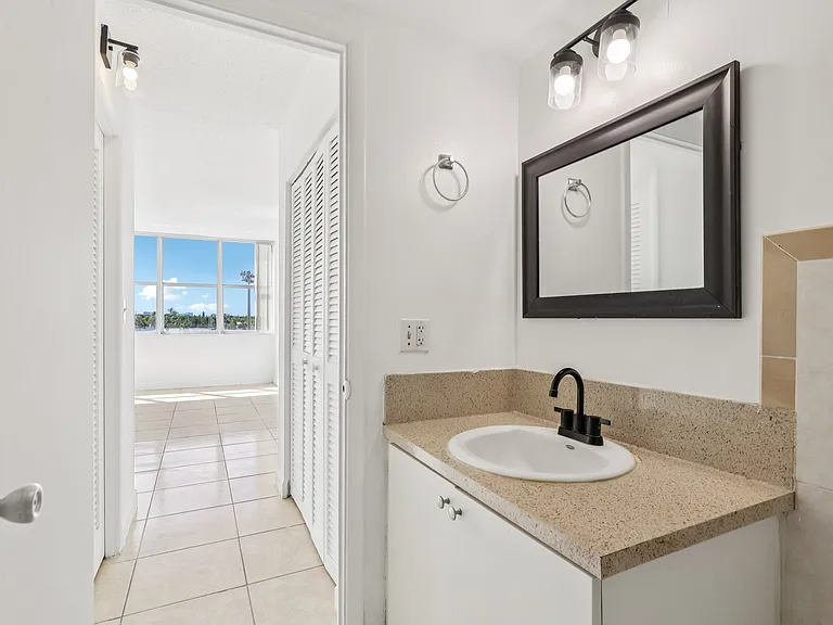 1 Bed 1.5 Bath Unit