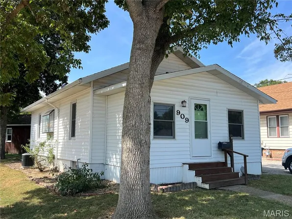 909 N Chestnut St, Litchfield, IL 62056