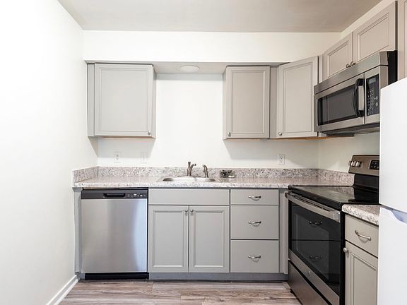 3rd image of 15249 Broadwater Cir