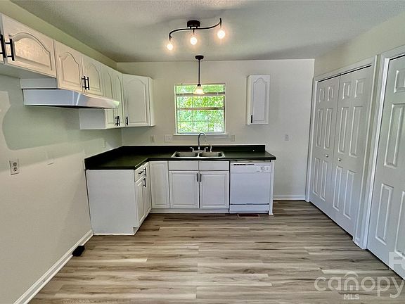 5th image of 908 Green St