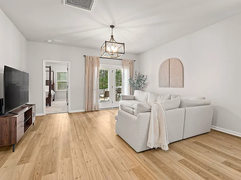 565 Abigail St — Photo 17