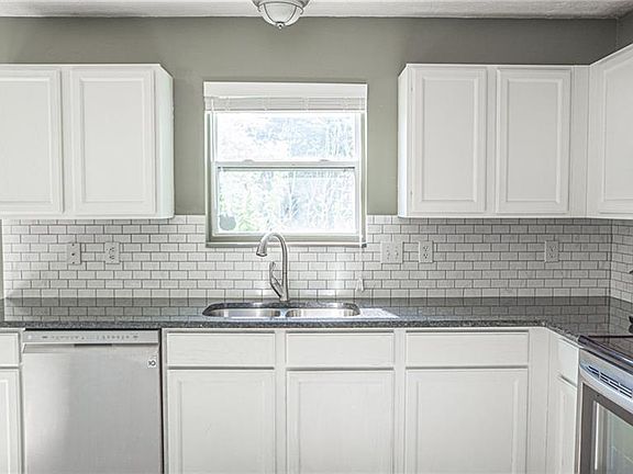 3rd image of 6238 Twyckenham Dr