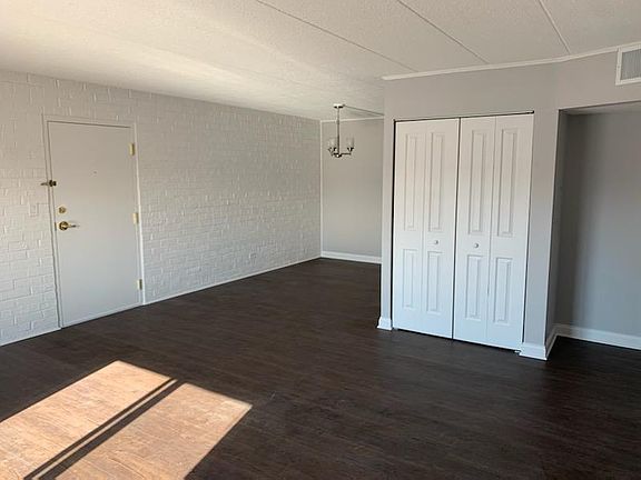3rd image of 3219 W Parkway Dr APT 3D