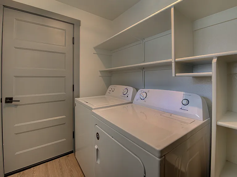 2034 S Division Ave — Photo 33