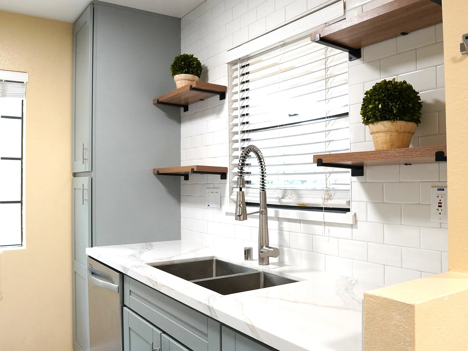 2 bed, 881 sqft, $2,895 — Photo 1