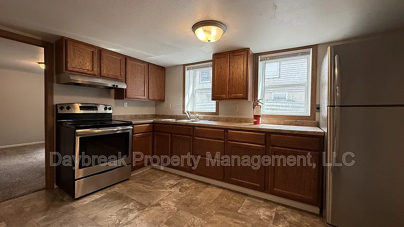 3 bed, 1.0 bath, $1,195 — Photo 2