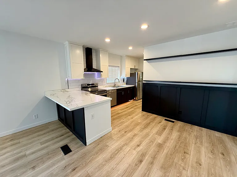 317 W 8th St #25 — Photo 29