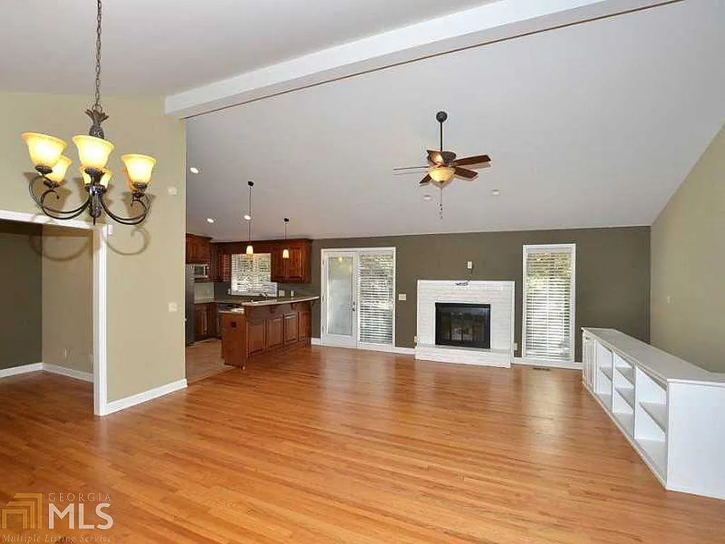 4 bed, 4.0 bath, 2424 sqft, $5,000 — Photo 4