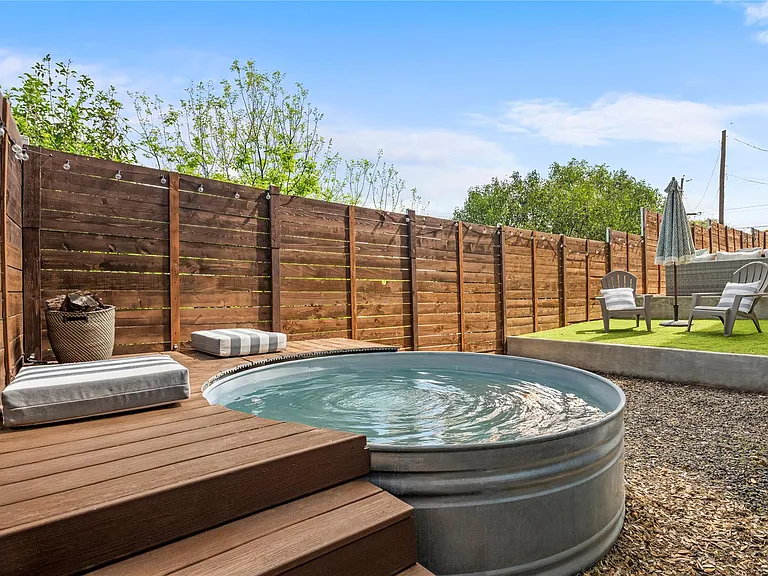 4400 Mount Vernon Dr #B — Photo 2