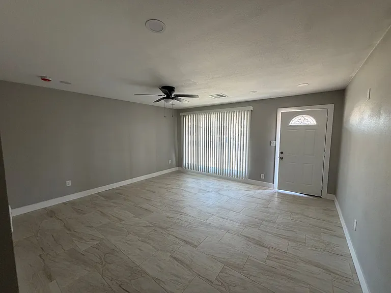 2501 W Sweetwater Ave — Photo 8