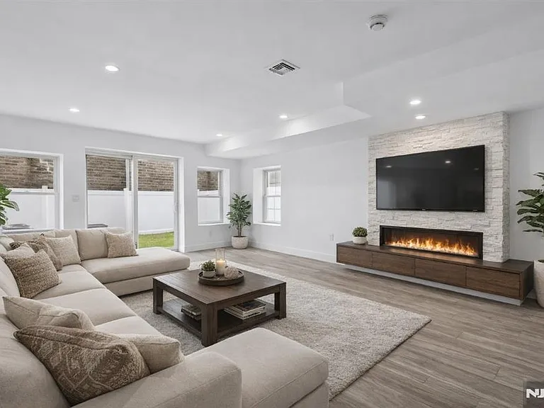 165 Kipp Ave — Photo 3
