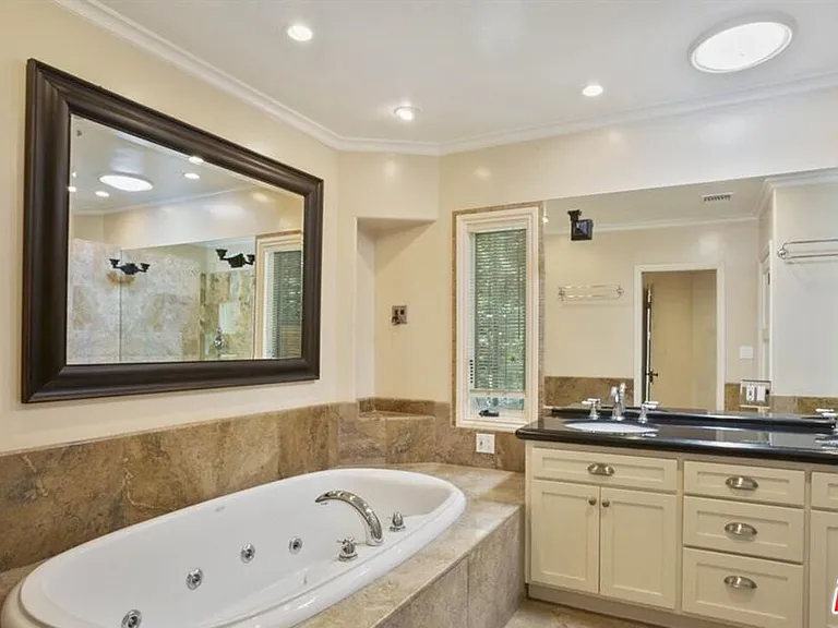 530 Westmount Dr — Photo 17