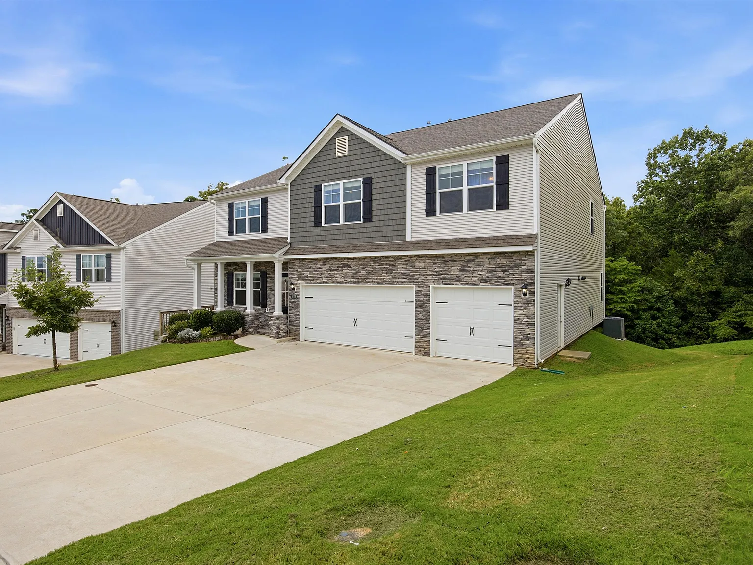 5 bed, 4.5 bath, 3360 sqft, $3,200 — Photo 2