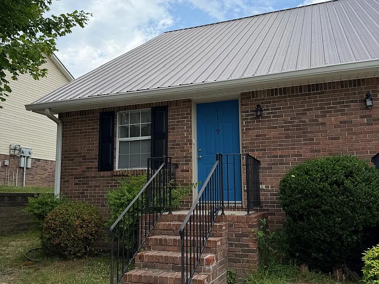1119 Village Ct NE — Photo 1