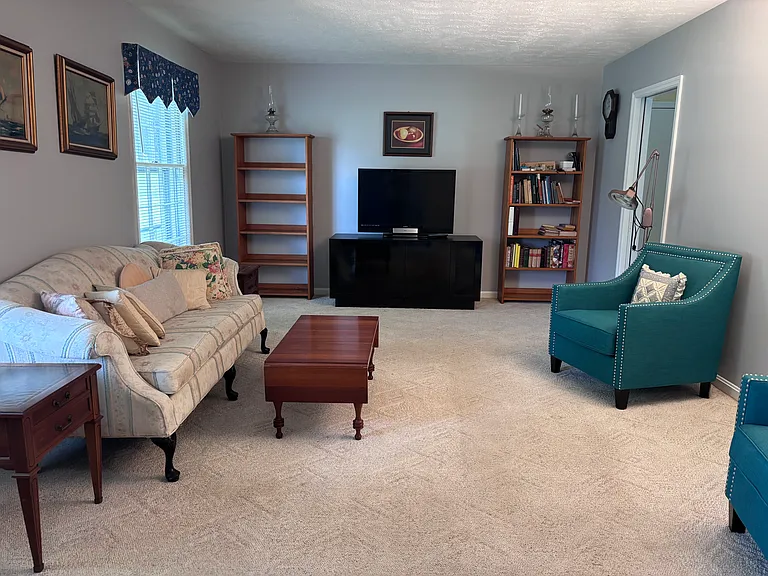 1022 Castleton Way — Photo 2
