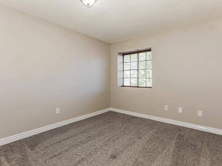 1915 S 39th St #7 — Photo 13
