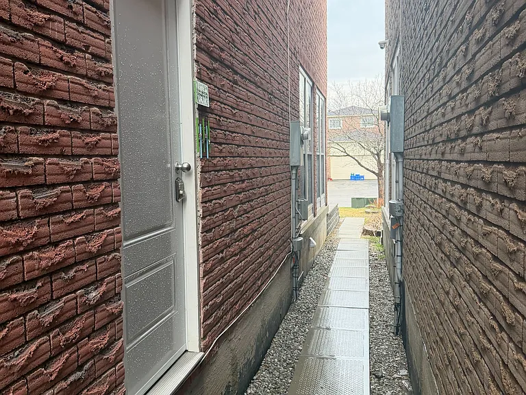 164 Stather Cres #BASEMENT — Photo 2