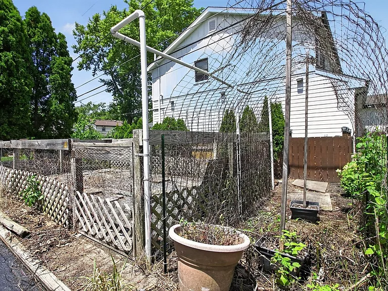 1702 N Beech Rd — Photo 47