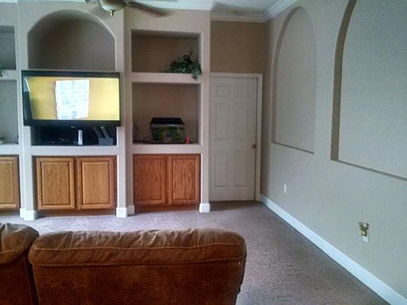 5th image of 412 Terranova St