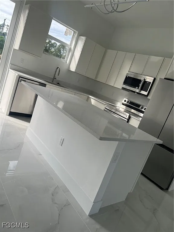 3 bed, 2.0 bath, 1056 sqft, $1,900 — Photo 3