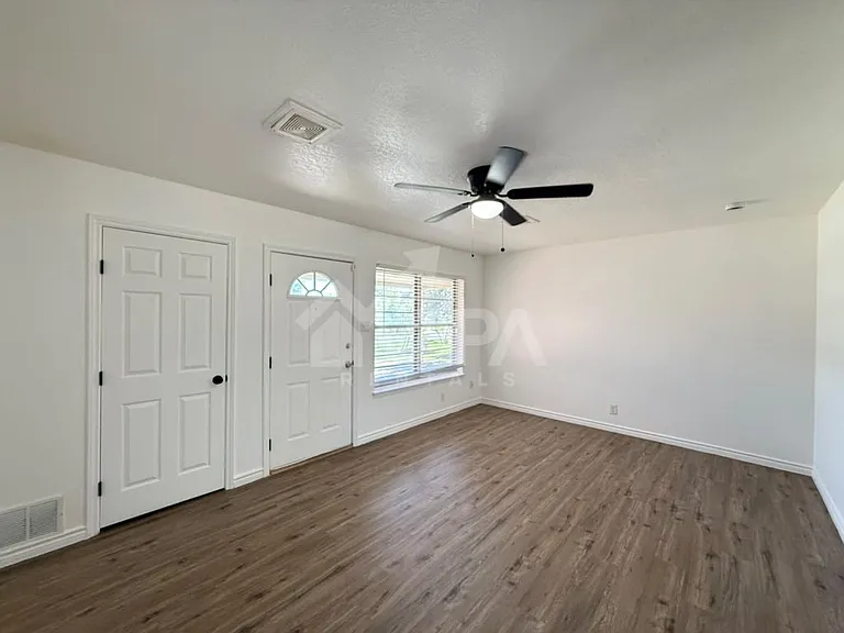 4907 Stoneleigh Dr — Photo 7