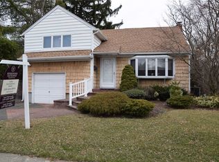 30 Marilyn Blvd, Plainview, NY 11803