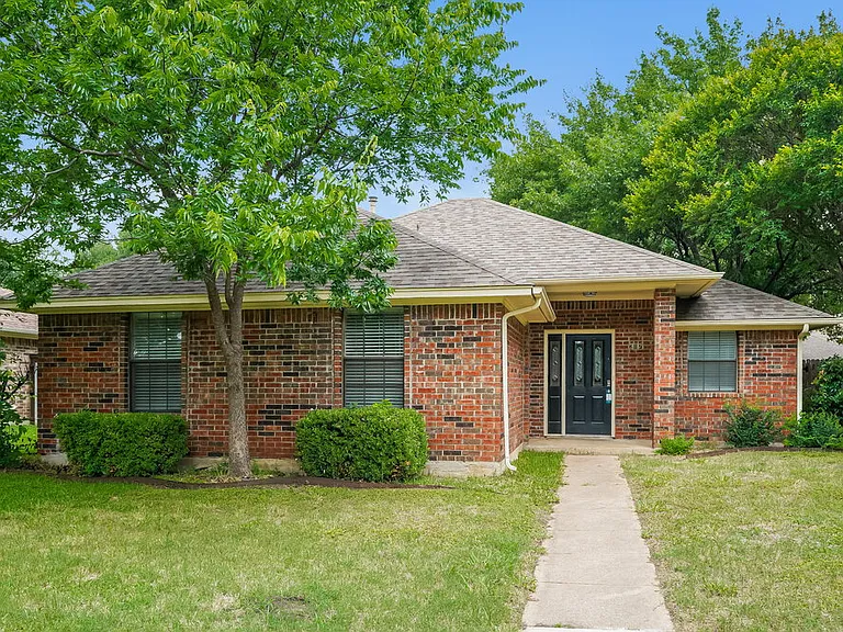 217 Tanglewood St — Photo 1