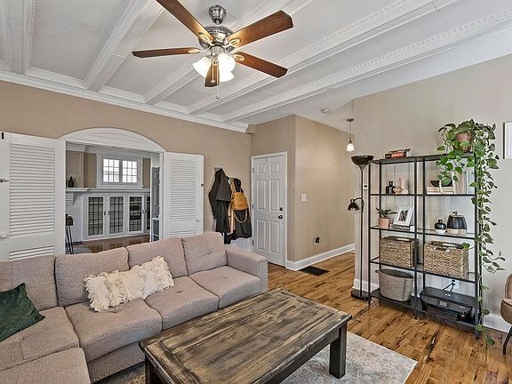 3rd image of 5138 Waterman Blvd Floor 1