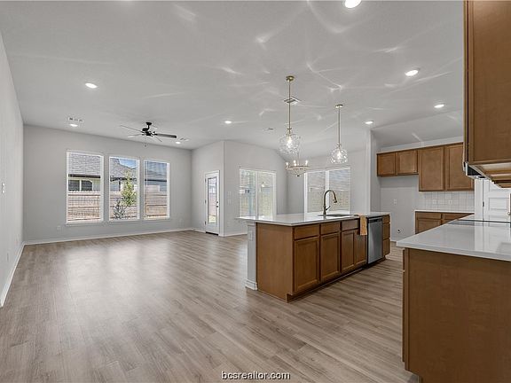 3rd image of 1901 Pinemont View Dr