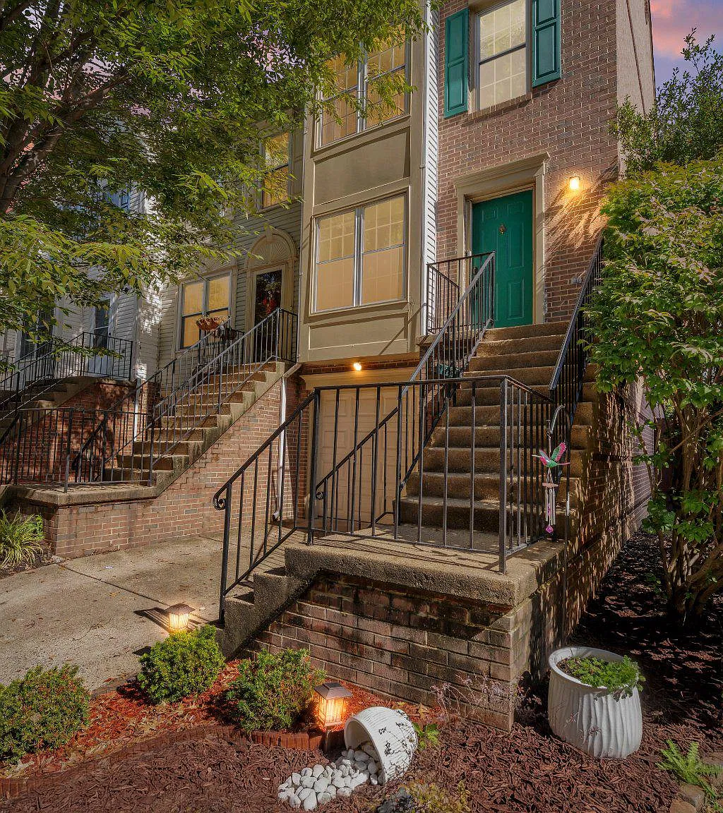 3 bed, 2.5 bath, 2516 sqft, $2,800 — Photo 1