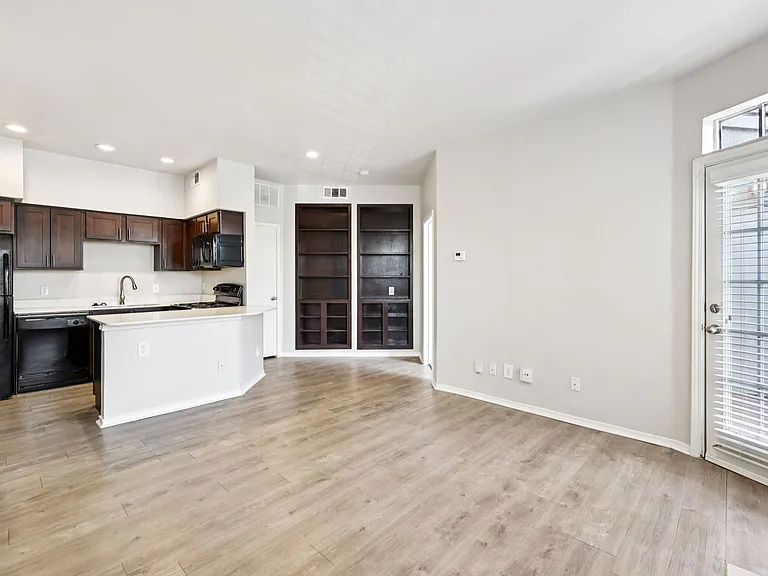 Oaks White Rock — Photo 37