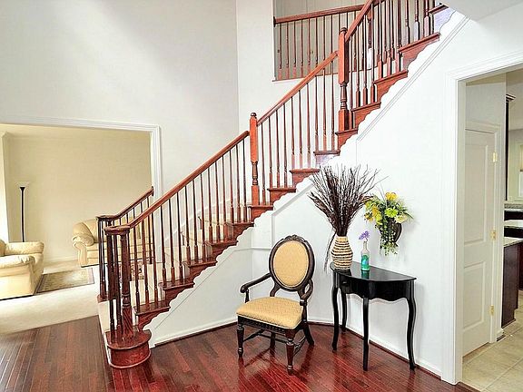 2 Story Foyer - 4800 SqFt 3 Lvls w/ Finished Basement Suite