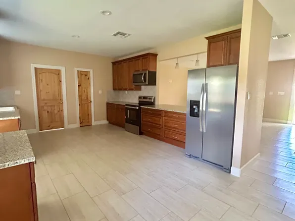 405 State Highway 132 N, Devine, TX 78016