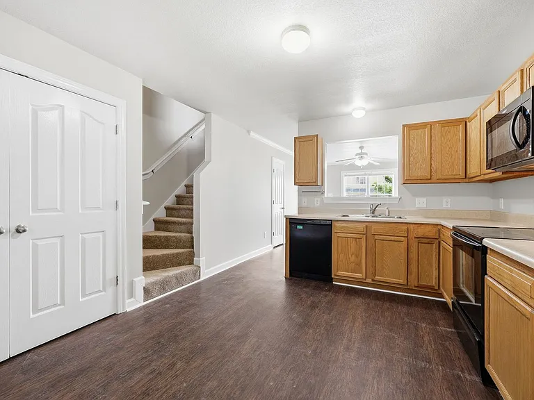 404 Springwood Dr — Photo 9