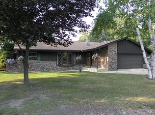 N20W24814 Sunny Ridge Ln, Pewaukee, WI 53072