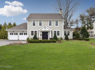 44 Meritoria Dr, Williston Park, NY 11596