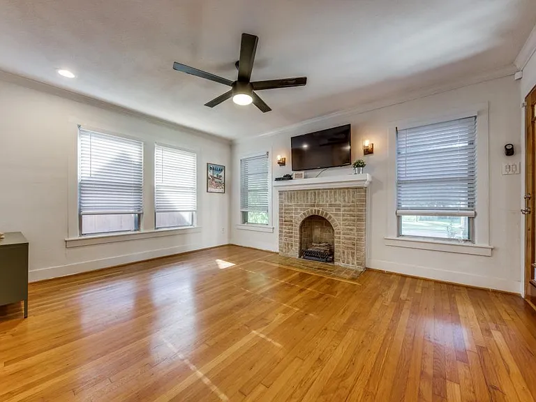 1302 Pioneer Dr — Photo 2