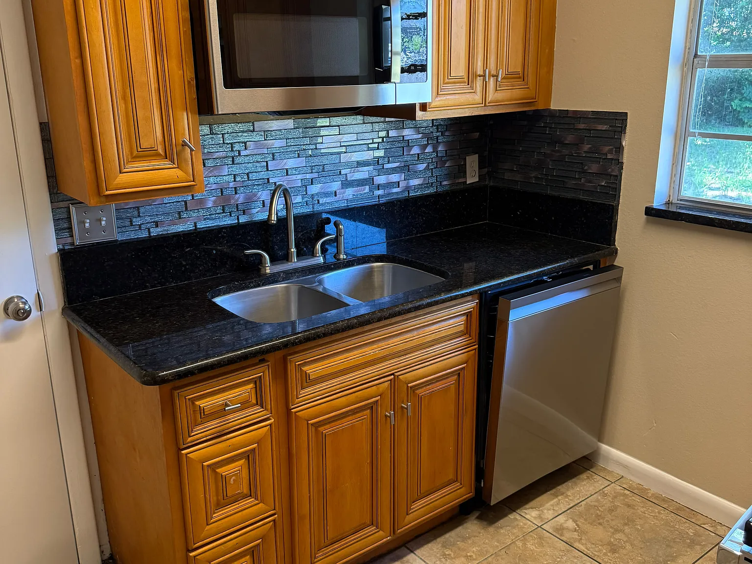 3 bed, 1050 sqft, $2,395 — Photo 3