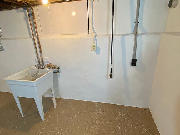 3rd image of 715 Emmons Blvd
