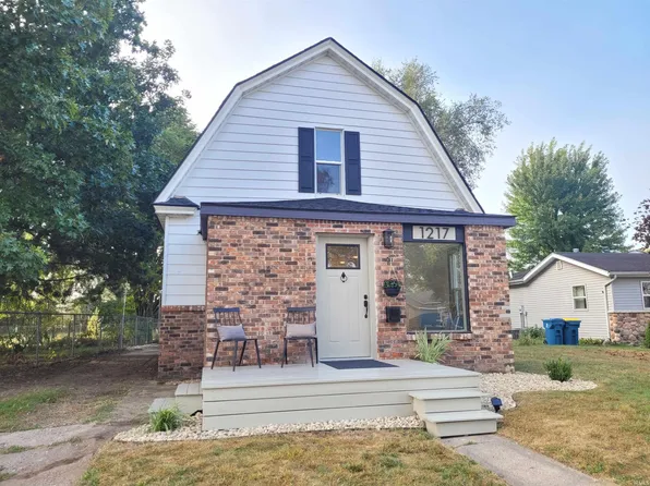 1217 E 4th St, Mishawaka, IN 46544