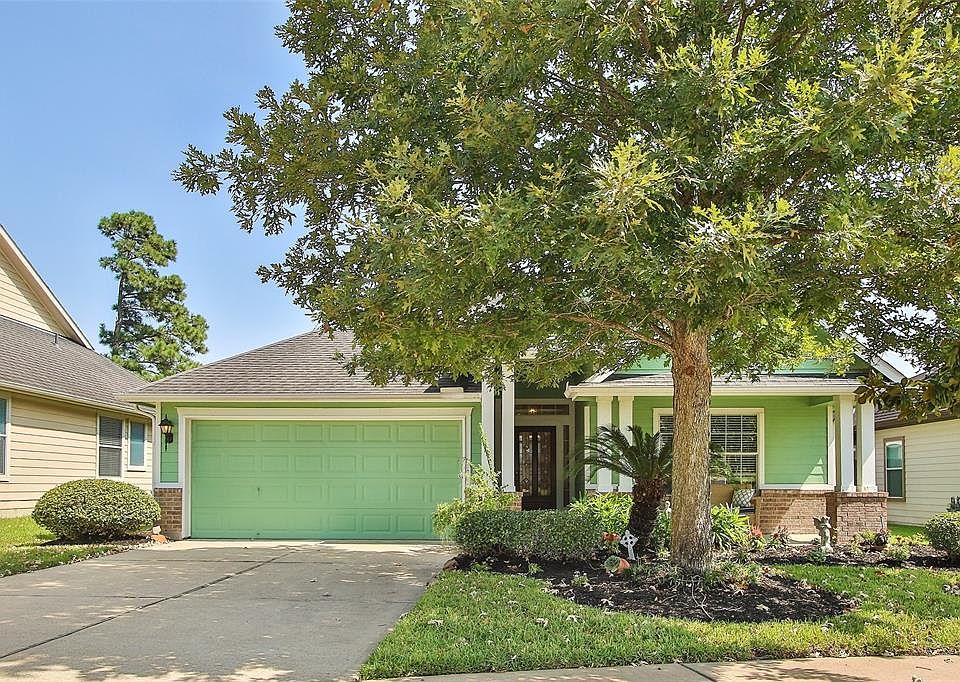 Welcome home to 18806 Dusty Rose Lane in the beautiful community of Villages of Northpointe.
