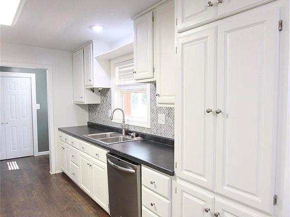 5th image of 634 Emerald Vista Dr