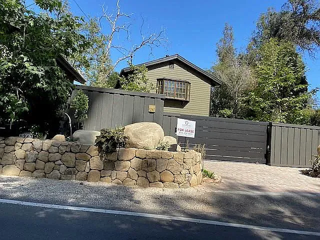 1247 E Valley Rd — Photo 1